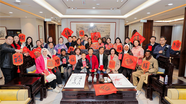 巧奪天工｜紅木韻·筆墨情，中外文化交流書畫研習(xí)雅集溫情舉辦